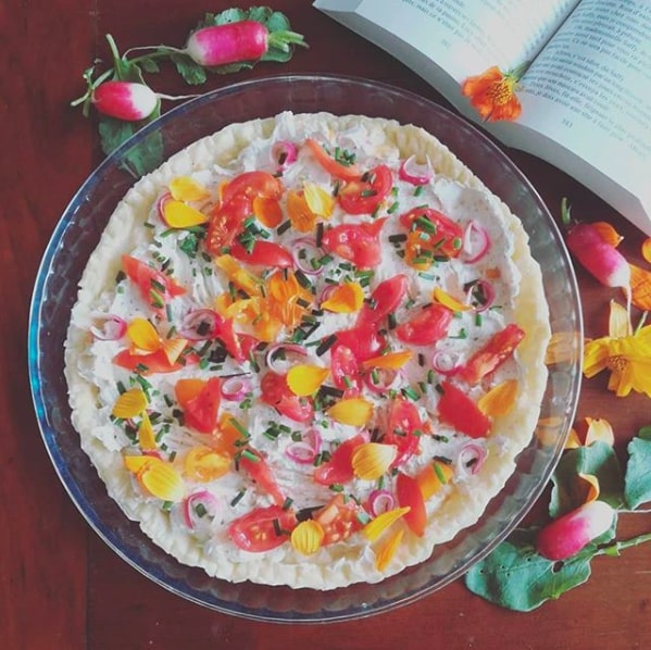 Tarte colorée aux radis, tomates et fromage frais