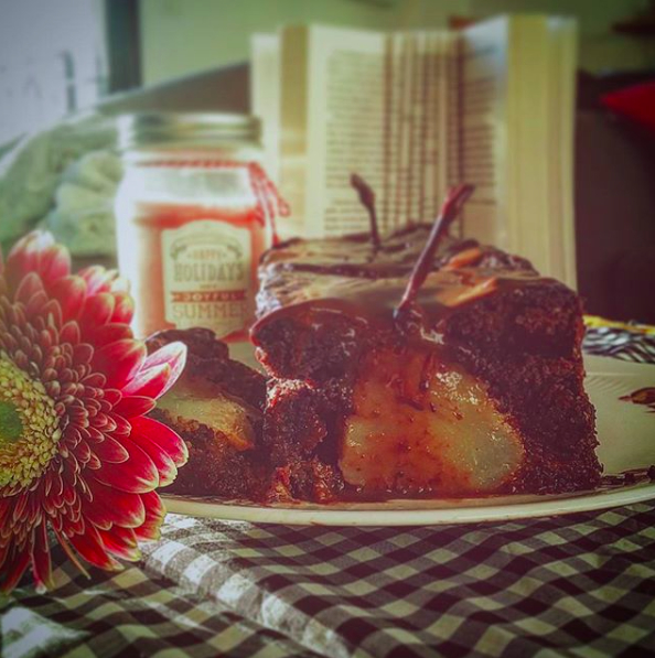 Gâteau au chocolat et aux poires entières