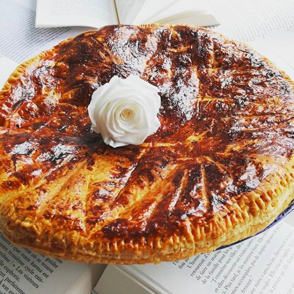 Galette des rois à la frangipane et aux poires caramélisées 