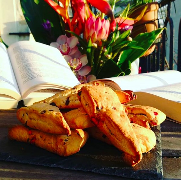 Scones aux pralines roses et pépites de chocolat